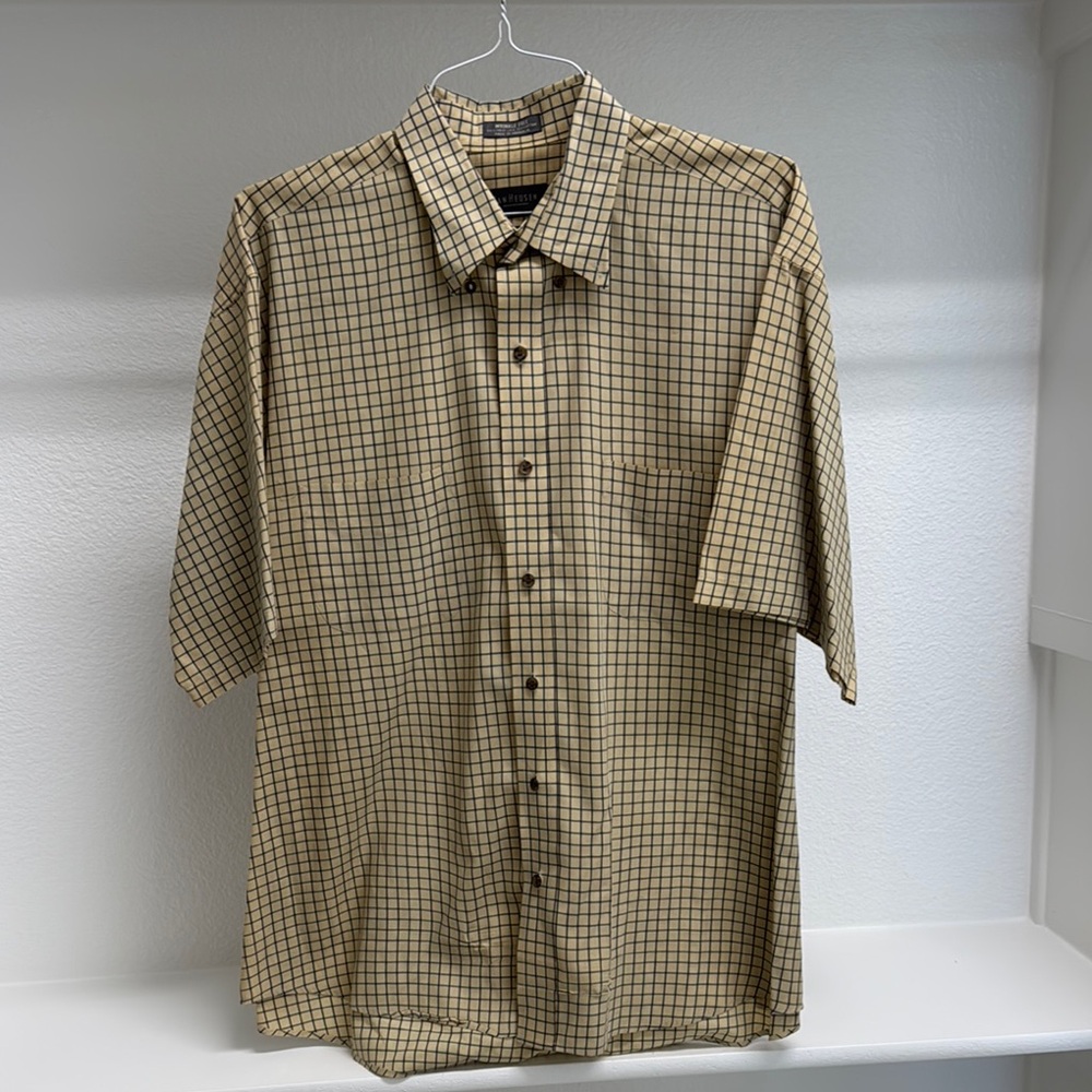 Van Heusen Men's Wrinkle Free XL Short Sleeve Button Down Tan Black Dress Shirt‎